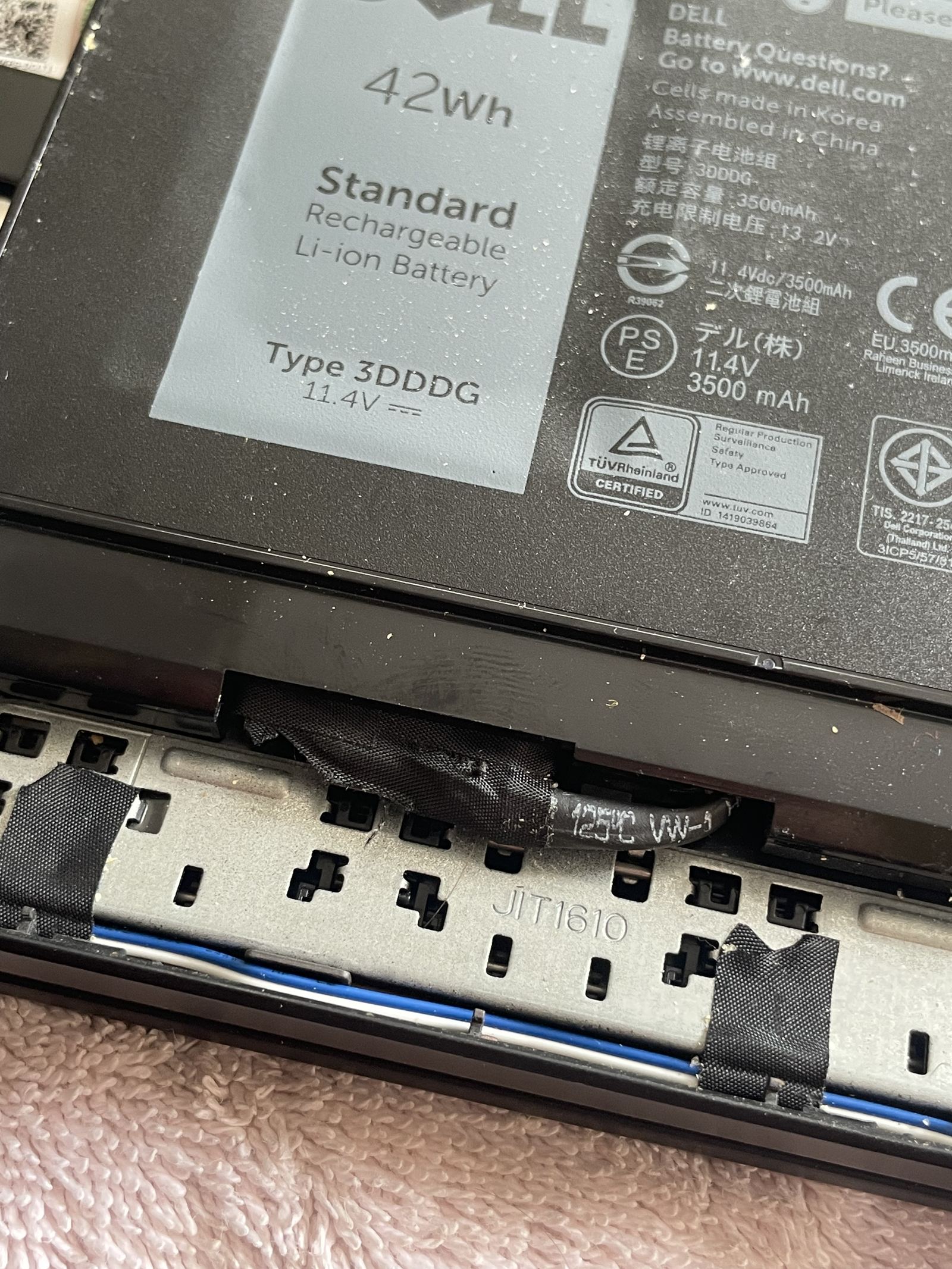 Close-up of the original battery’s label: Dell, 42 Wh, Type 3DDDG, 11.4 V, 3,500 mAh, with the battery connector visible below it.